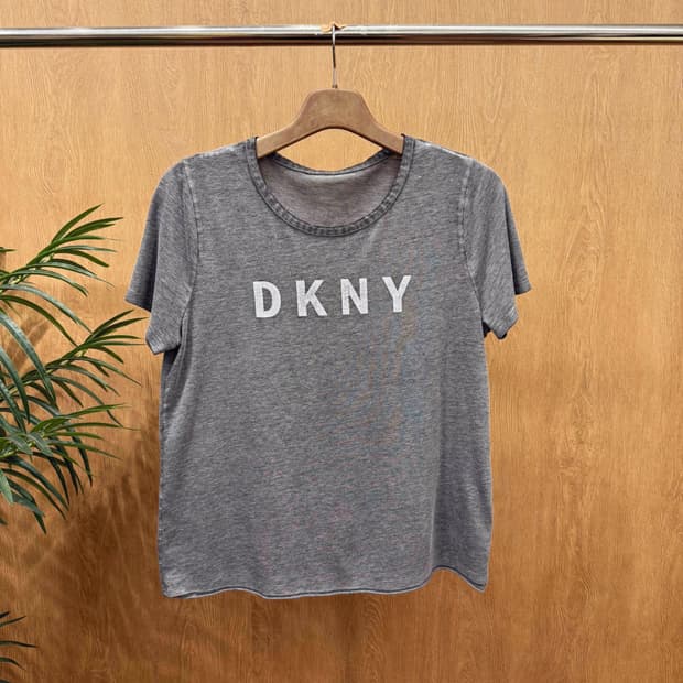 DKNY 반팔 티셔츠 전면 화이트 컬러 로고 디테일 멜란지 그레이