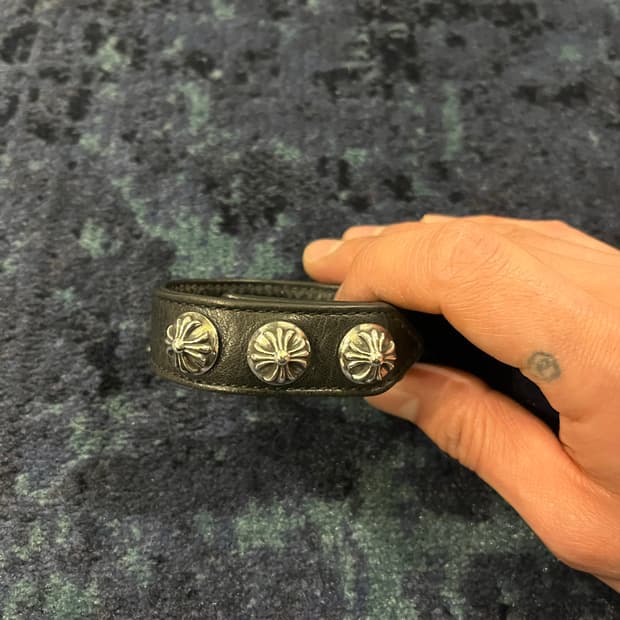 크롬하츠 3버튼 크로스 가죽 팔찌