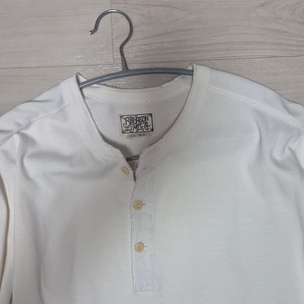 브론슨 롱 슬리브 헨리넥