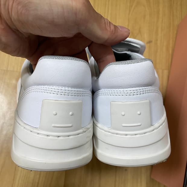 아크네 스튜디오 Bennie M 화이트 스니커즈 250(거의 새거)