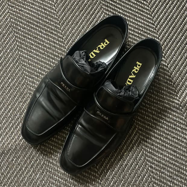 프라다 로고 스트랩 로퍼