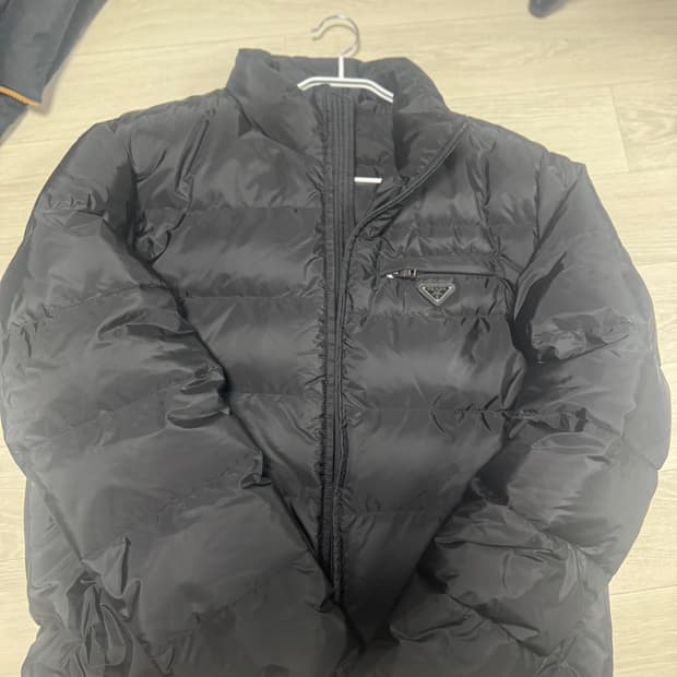 프라다 리나일론 다운 자켓 블랙