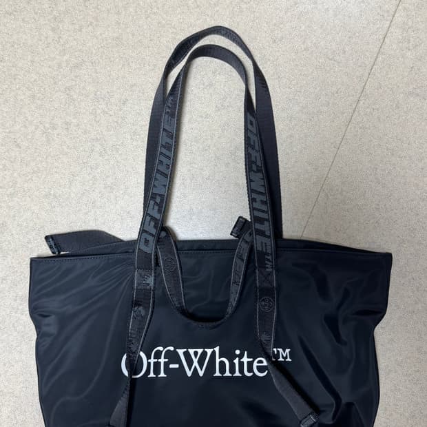 Off-White 블랙 토트백 판매합니다