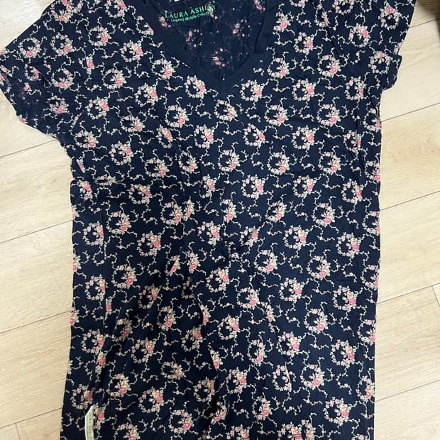 유니클로 ut 플로럴 브이넥 미디 원피스 하구미