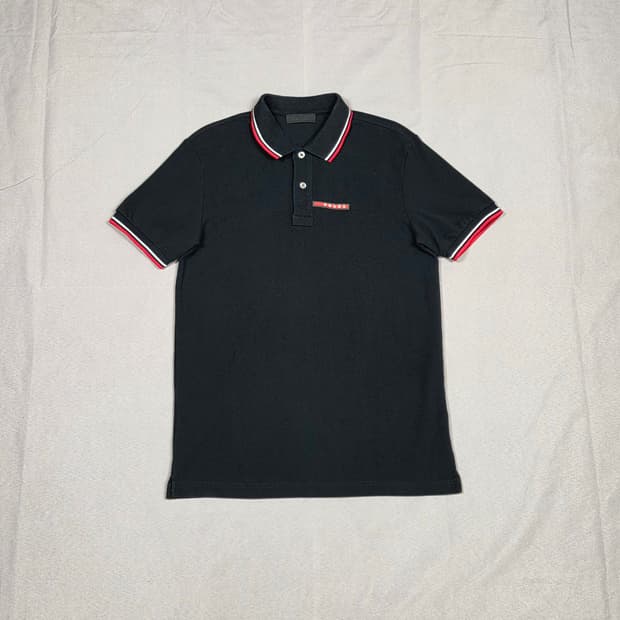 [프라다] 리네아 로사 레드탭 배색 카라티 | S00085