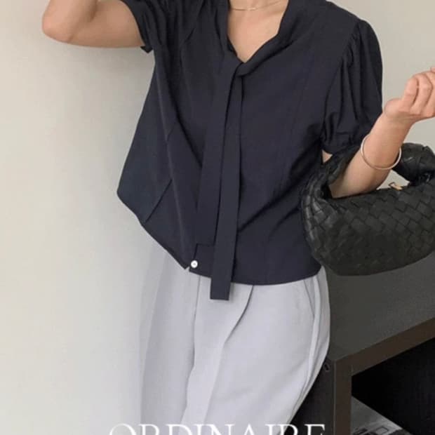 [새상품] 가내스라 뮤즈 크롭 블라우스 네이비