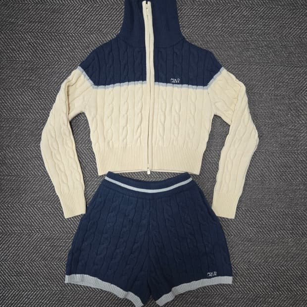 글로브 CHVR 니트 크롭 가디건 + 반바지 세트 니트집업