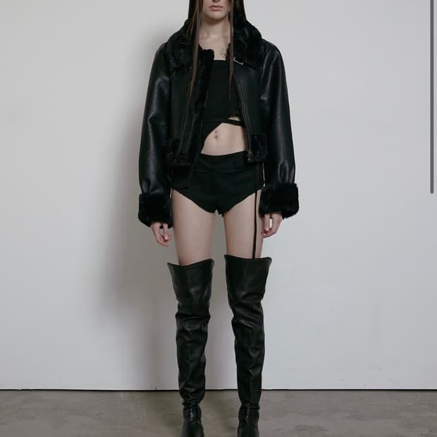 HIGH NECK SHORT MUSTANG IN BLACK