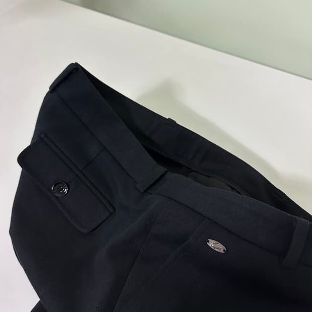 33 라코스테 블랙 일자핏 슬랙스