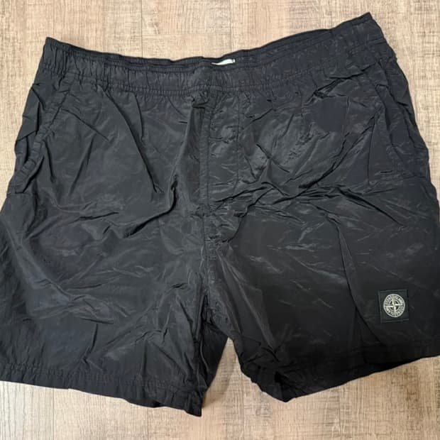 스톤아일랜드 나일론 반바지 XL 사이즈 블랙  상태 9.5/10  사진찍