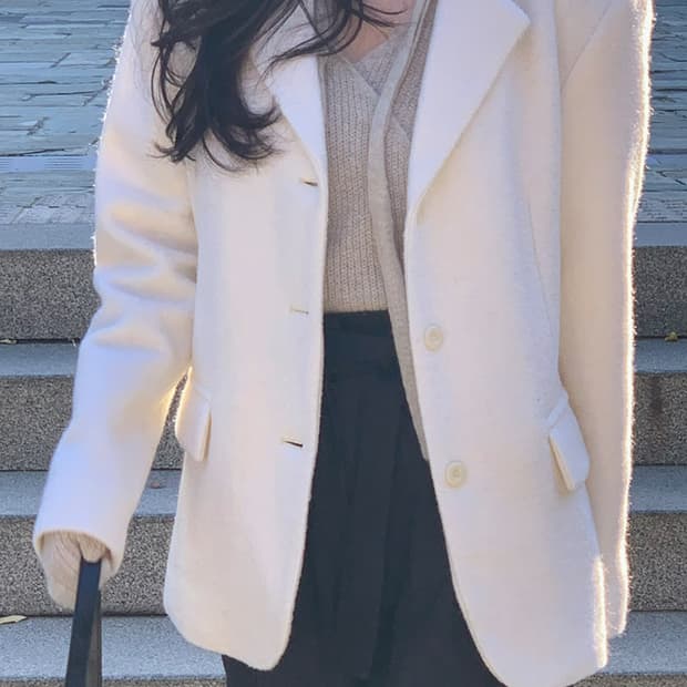 파인땡큐 화이트 부클 자켓