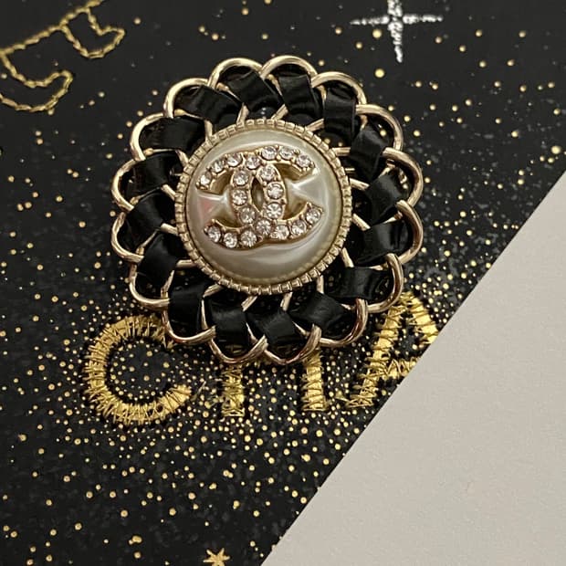 샤넬 크리스탈 플라워 CC 체인 레더 브로치