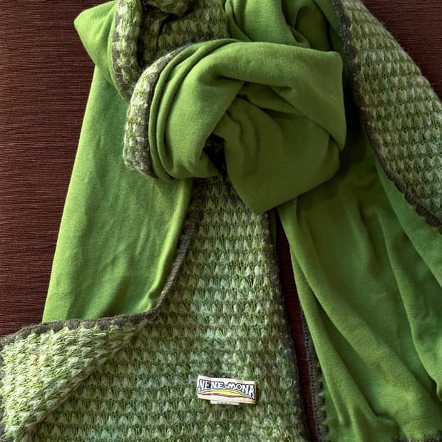 Double face knit design muffler