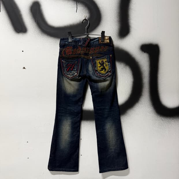 Red Pepper 레드 페퍼 펑크 자수 워싱 디테일 부츠컷 데님 팬츠
