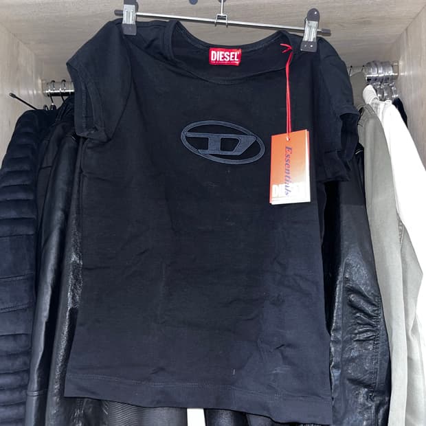 <새상품>디젤 컷아웃 피카부 로고 블랙 반팔 티셔츠 s