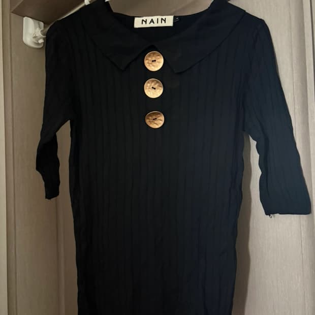 나인 NAIN 골드 버튼 블라우스 반팔