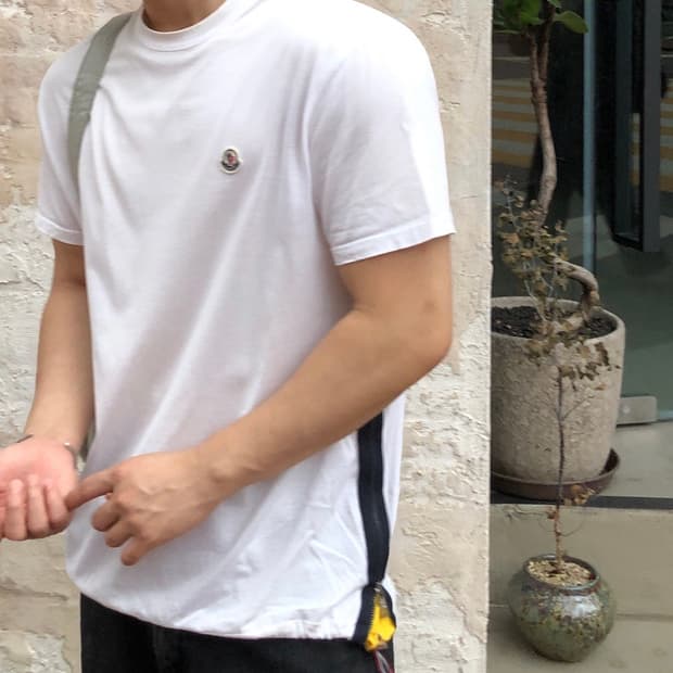 몽클레어 정품 인증o 사이드테이핑 지퍼 포인트 반팔 크림