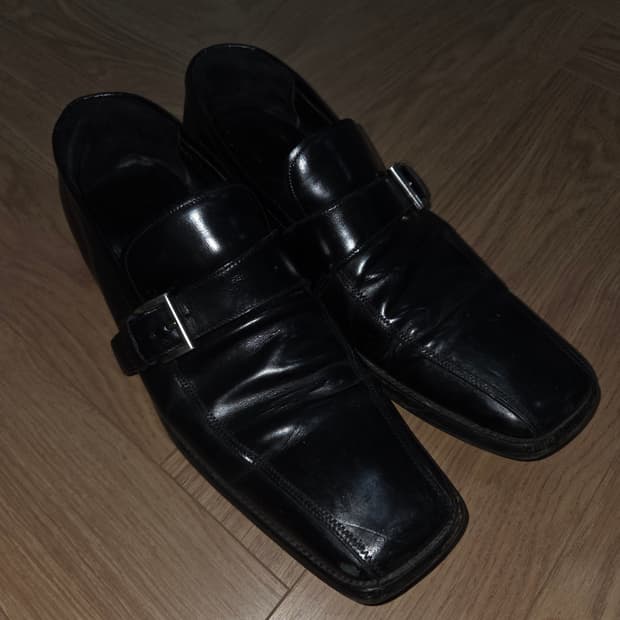 프라다 아카이브 스퀘어토 버클로퍼