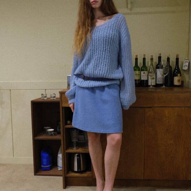 루즈슬립오버 가든 루즈 브이넥 니트 소라