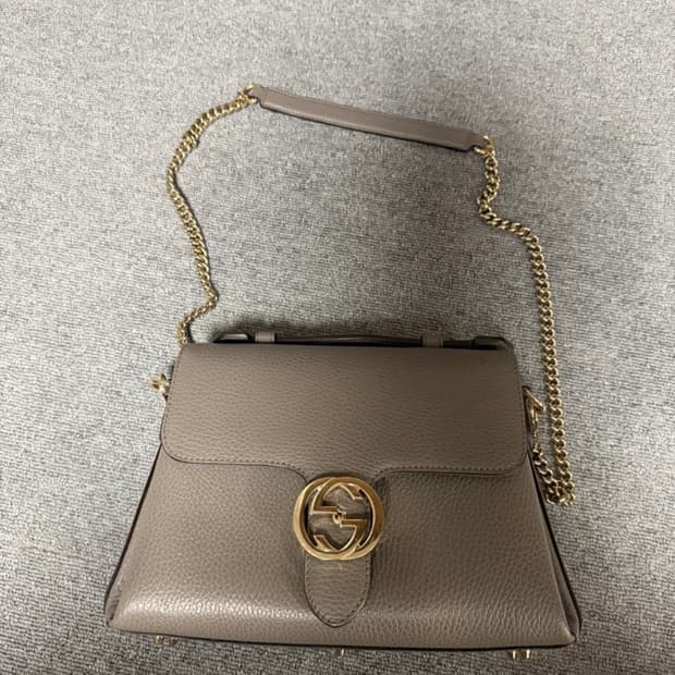 구찌 인터로킹 탑핸들 체인백 그레이