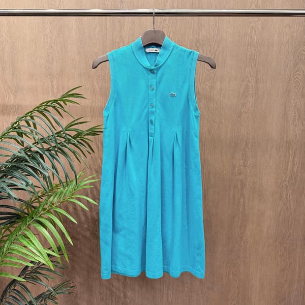 라코스테 슬리브리스 피케 원피스 로고 자수 핀턱 플리츠 버튼 디테일 민트