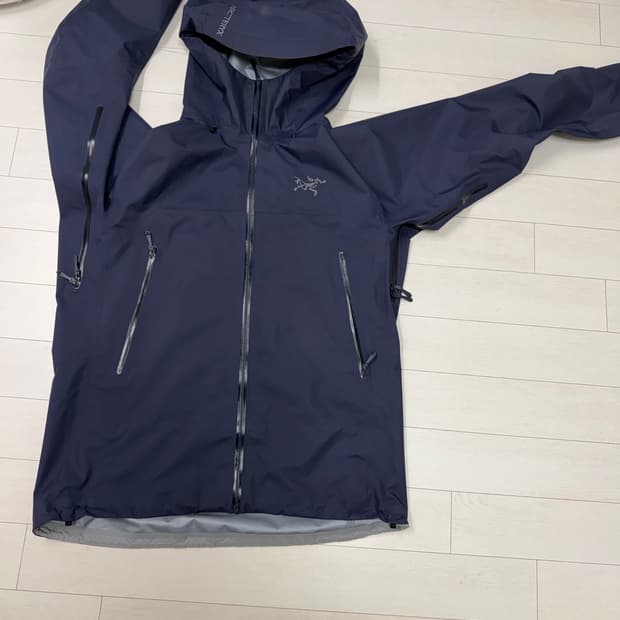 아크테릭스 베타 SL  L 사이즈 블랙사파이어 색상  상태 9.6/10 