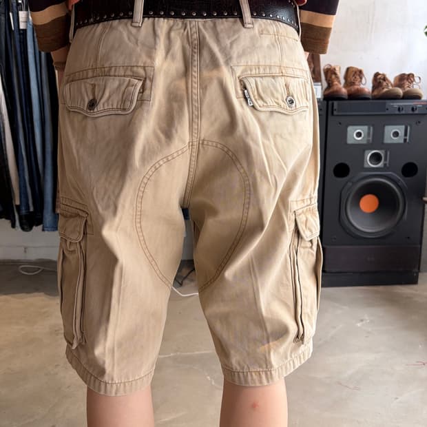 30) Levi's 플랩 포켓 절개 카고 쇼츠