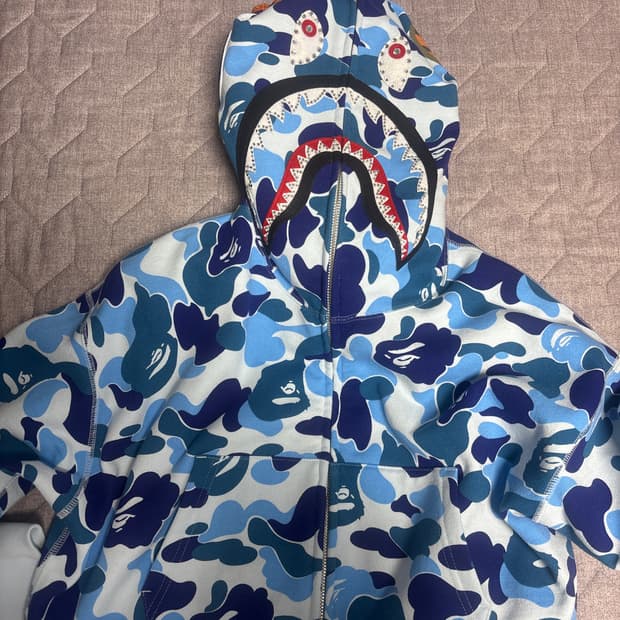 베이프 크리스탈 크롭 샤크후드 블루 M