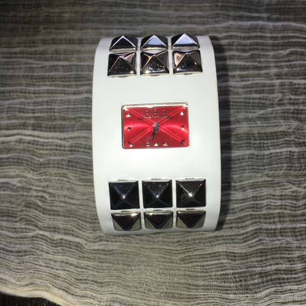 카반드 주카 스터드 시계