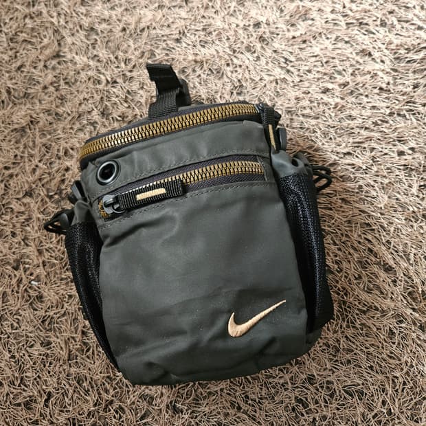 나이키(Nike) 스우시 자수 차콜 미니 벨트백