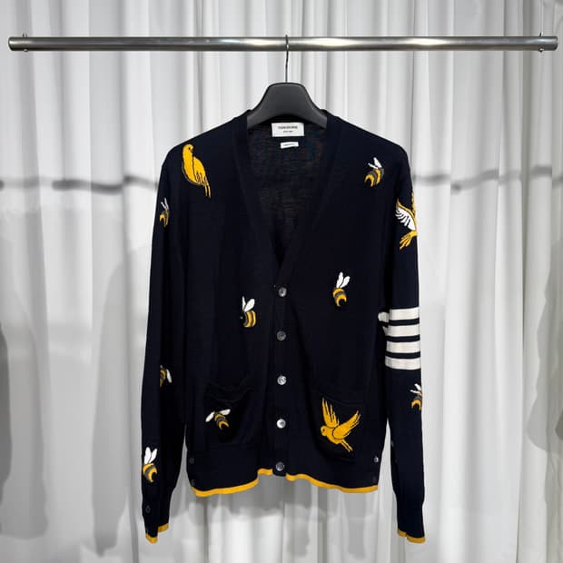 (5) 톰브라운 25SS 사선완장 버드 앤 비 브이넥 가디건