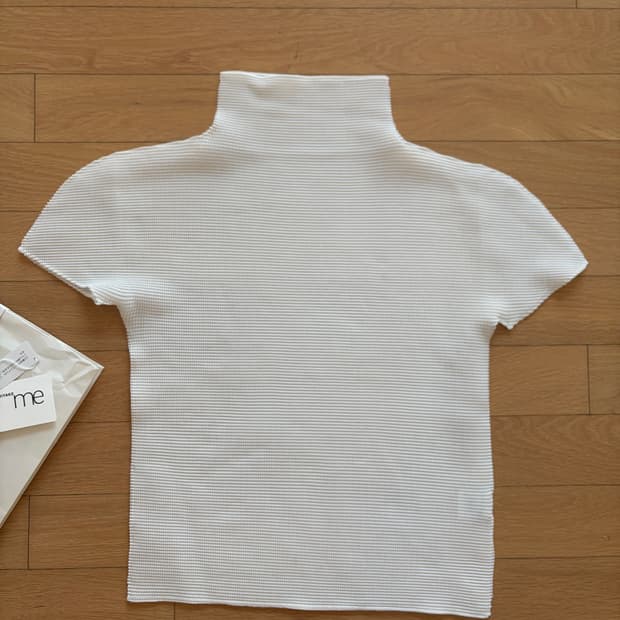 이세이미야케 미 스트레치 플리츠 하이넥 반팔 화이트 티