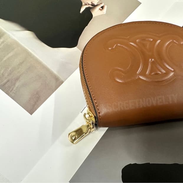 셀린느 트리옹페 반달 카드지갑 브라운