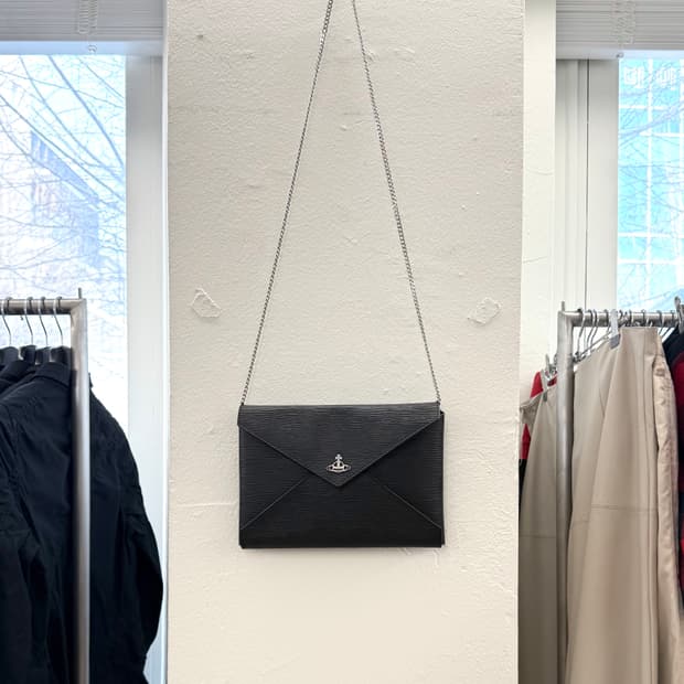 비비안 웨스트우드 블랙 엔벨롭 체인 클러치백