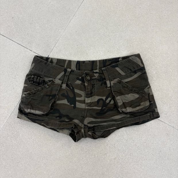 카모 스터드 쇼츠