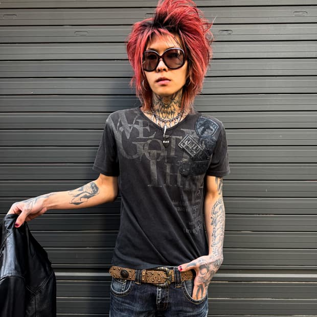 semantic design – Graphic V-neck T-shirt