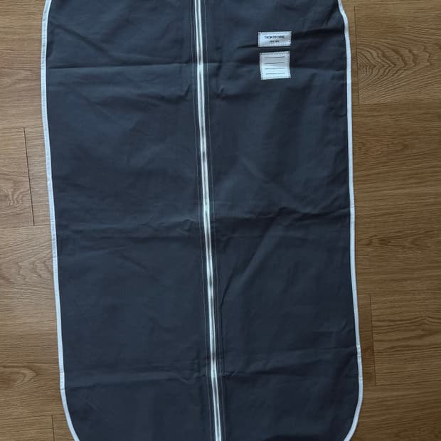 (새상품) 톰브라운 가먼트백