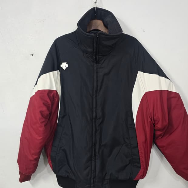 데상트 블랙/레드 패딩 점퍼