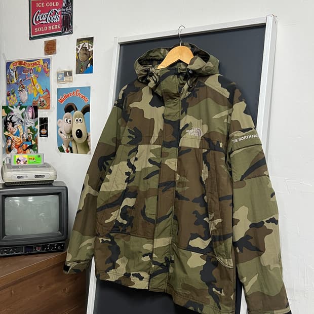 The North face 노스페이스 카모 플라쥬 마운틴 바람막이 