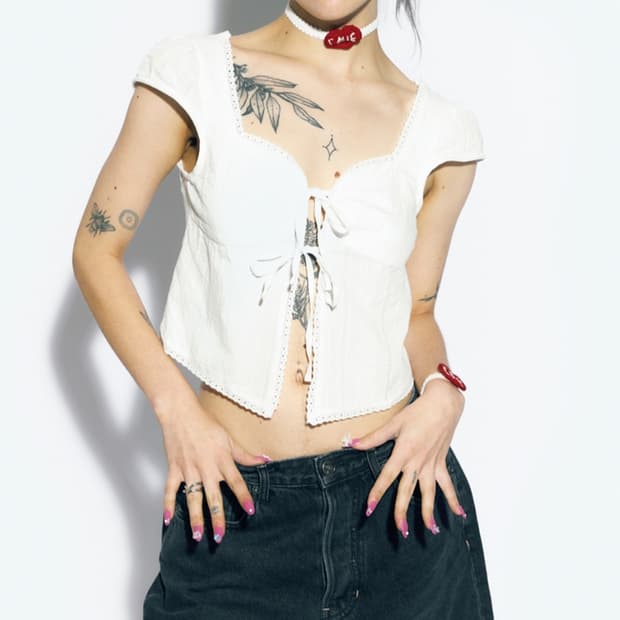 에즈이프 캘리 CROP RIBBON OPEN BLOUSE WHITE