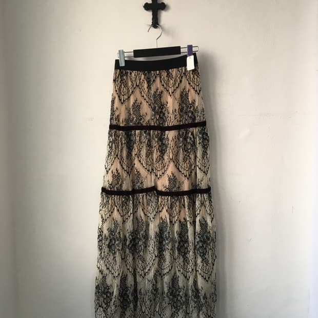 Ornament pattern lace skirt