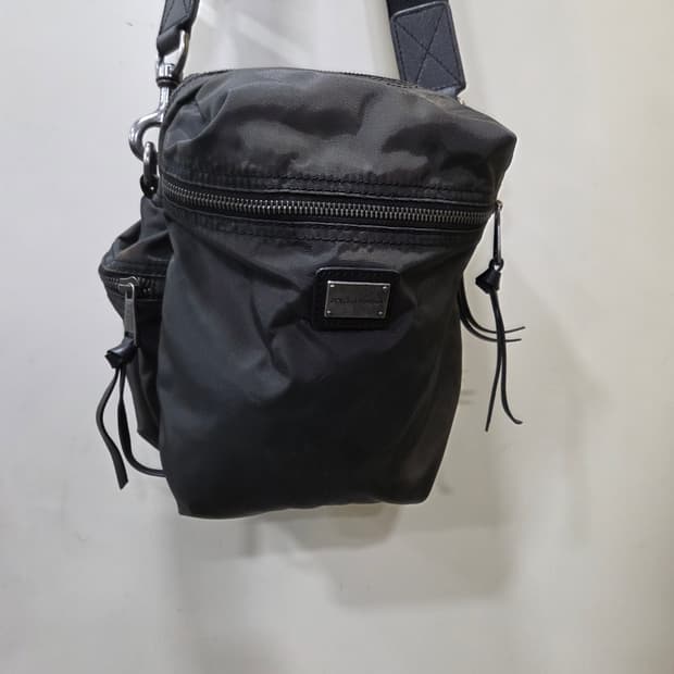 돌체앤가바나 플레이트 크로스백