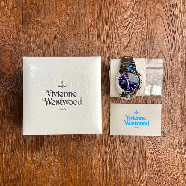 비비안 웨스트우드 아머드 손목시계