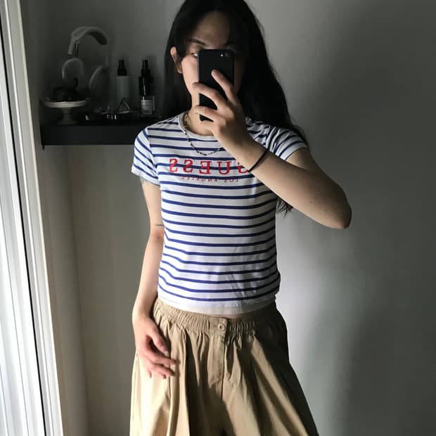 게스 중앙 스펠아웃 스트라이프 반팔티