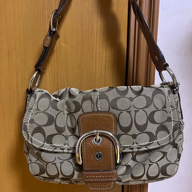 코치 시그니처 캔버스 포켓 소호백