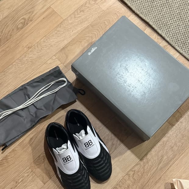 발렌시아가 젠 스니커즈 블랙 화이트 41E 팝니다.