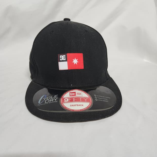 H513 뉴에라 X DC 스냅백 모자
