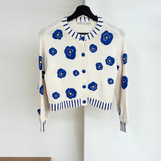 앨리스 앤 올리비아 아이보리 브리짓 엠브로이드 크롭 가디건