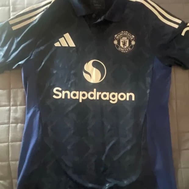 맨유 어웨이 24-25 유니폼