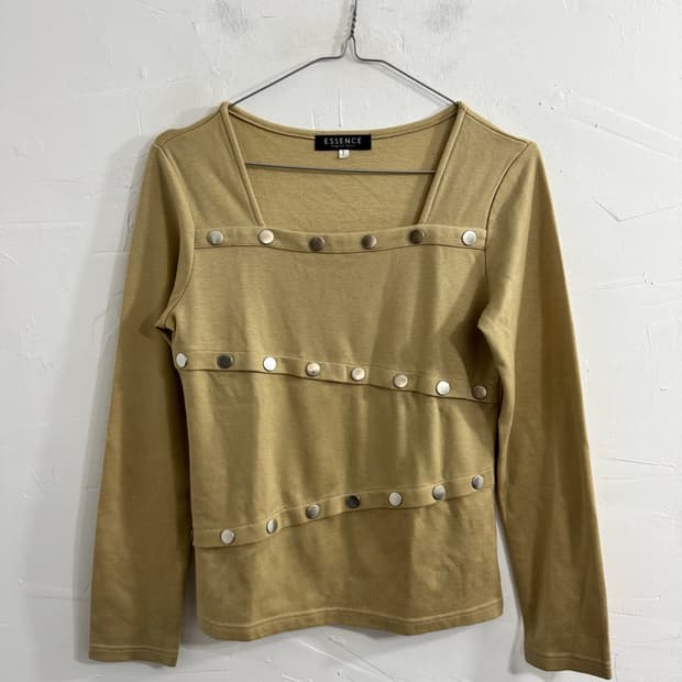 essence stud design longsleeve
